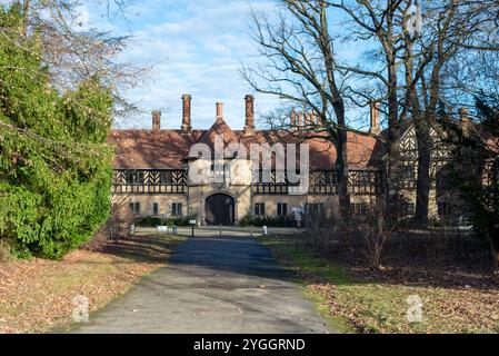 Vista esterna dello Schloss Cecilienhof, che mostra la sua architettura in stile Tudor e gli splendidi dintorni. Foto Stock