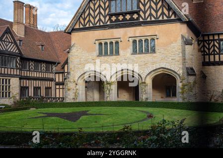 Vista esterna dello Schloss Cecilienhof, che mostra la sua architettura in stile Tudor e gli splendidi dintorni. Foto Stock