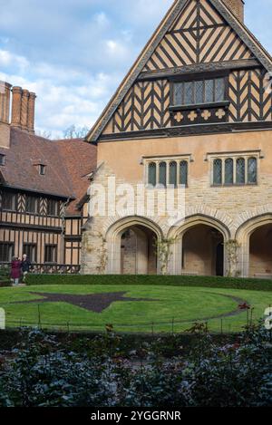 Vista esterna dello Schloss Cecilienhof, che mostra la sua architettura in stile Tudor e gli splendidi dintorni. Foto Stock