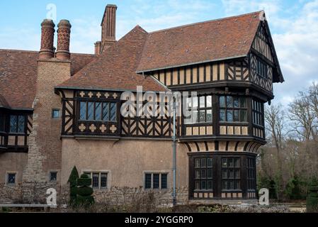 Vista esterna dello Schloss Cecilienhof, che mostra la sua architettura in stile Tudor e gli splendidi dintorni. Foto Stock