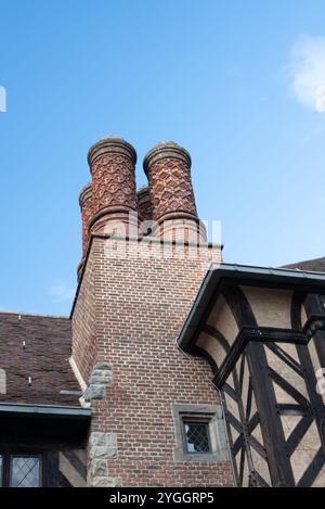 Vista esterna dello Schloss Cecilienhof, che mostra la sua architettura in stile Tudor e gli splendidi dintorni. Foto Stock