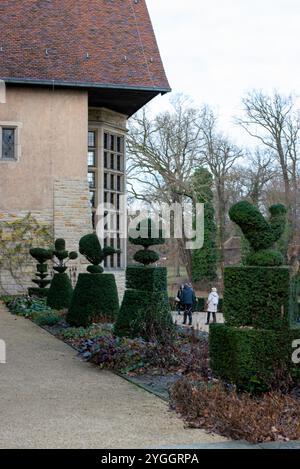 Vista esterna dello Schloss Cecilienhof, che mostra la sua architettura in stile Tudor e gli splendidi dintorni. Foto Stock