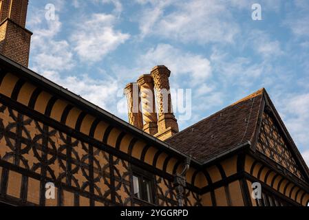 Vista esterna dello Schloss Cecilienhof, che mostra la sua architettura in stile Tudor e gli splendidi dintorni. Foto Stock