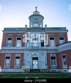 Questa foto cattura lo splendido Palazzo di marmo sul lago Saint nel New Garden di Potsdam, mostrando la sua architettura neoclassica e il tranquillo fron acquatico Foto Stock