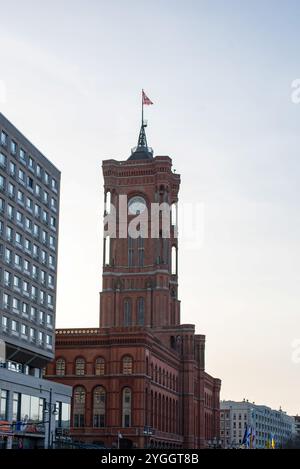 Il Rotes Rathaus (Municipio Rosso) di Berlino è uno straordinario punto di riferimento architettonico, rinomato per la sua facciata in mattoni rossi e il suo significato storico Foto Stock