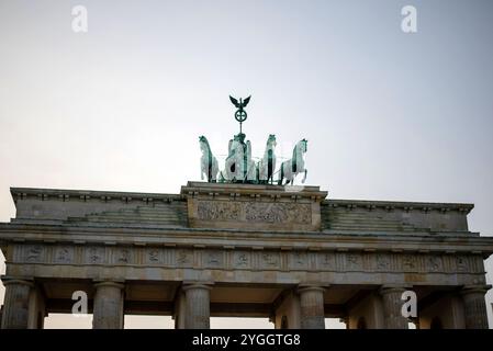 La porta di Brandeburgo, simbolo di unità e pace, è uno dei luoghi di interesse più rappresentativi di Berlino, che presenta un'architettura neoclassica nel cuore del Foto Stock