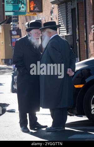 2 anziani ebrei ortodossi, probabilmente rabbini, hanno una conversazione in un angolo di strada a Williamsburg, Brooklyn, New York. Foto Stock