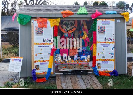 Un altare di ofrenda che accoglie i morti a una celebrazione del giorno dei morti alla Cultivar Farm di Red Hook New York. Foto Stock