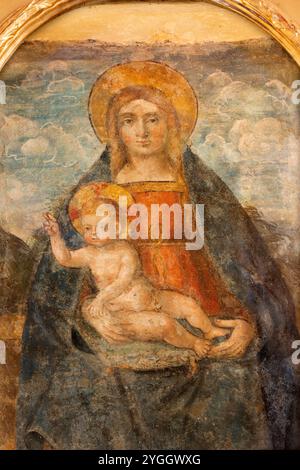 ASTI, ITALIA - 10 SETTEMBRE 2024: L'affresco di adonna nella chiesa del Santuario di nostra Signora porta paradisi di Gandolfino da Roreto Foto Stock