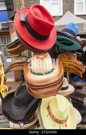 Inghilterra, Kent, Faversham, Faversham Street Market, esposizione di cappelli colorati Foto Stock