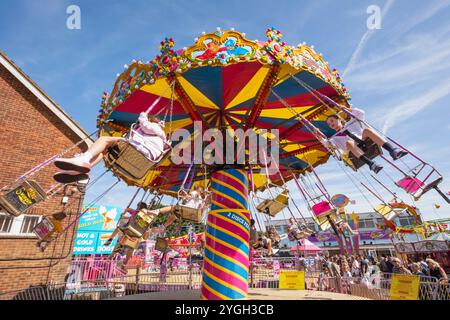 Inghilterra, Kent, Dymchurch, parco divertimenti Dymchurch, giostra colorata per bambini Foto Stock