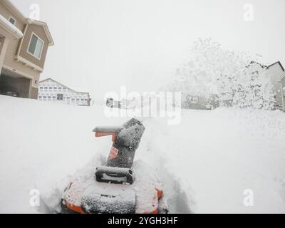 L'abbraccio dell'inverno con una scena di quartiere ricoperta di neve Foto Stock