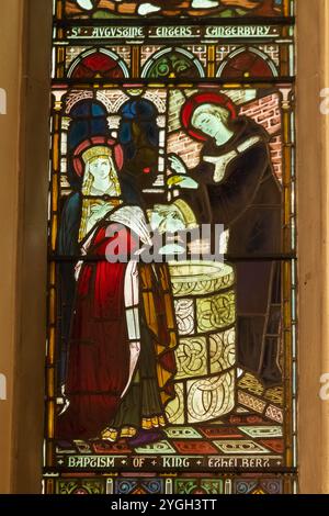 Inghilterra, Kent, Canterbury, Chiesa di San Martino, vetrata raffigurante il Battesimo di re Ethelbert di St Augustine Foto Stock