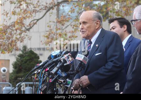 New York, Stati Uniti. 7 novembre 2024. Rudy Giuliani parla alla stampa dopo che gli è stato ordinato di comparire nel suo caso civile nel tribunale SDNY. Crediti: Matthew Russell Lee/Alamy Live News Foto Stock