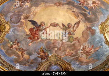 ASTI, ITALIA - 10 SETTEMBRE 2024: L'affresco degli angeli con la corona di fiori nella chiesa Collegiata di San secondo di un artista ignoto. Foto Stock