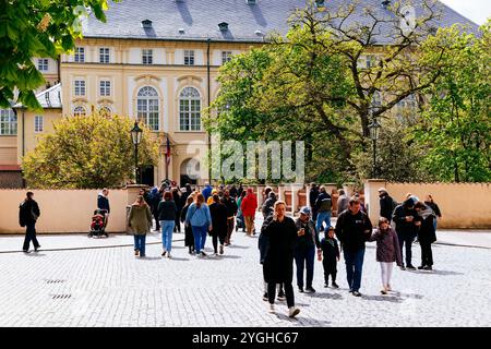 Persone all'ingresso del complesso del Castello di Praga. Complesso del Castello di Praga. Praga, Repubblica Ceca, Europa Foto Stock