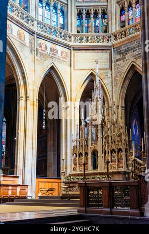 Altare maggiore. Cattedrale metropolitana dei Santi Vito, Venceslao e Adalberto. Cattedrale di San Vito, Castello di Praga, Praga, Repubblica Ceca, Europa Foto Stock