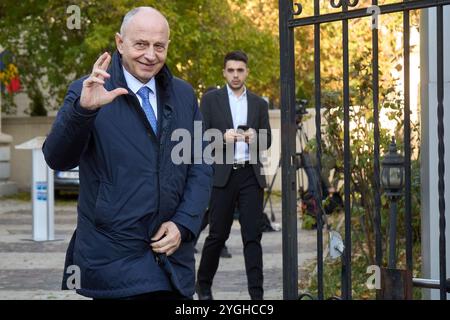 Bucarest, Romania. 7 novembre 2024: Il candidato alla presidenza della Romania, Mircea Geoana, ex vice segretario generale della NATO, lascia il suo quartier generale dopo l'incontro con Nicusor Dan, sindaco di Bucarest. Crediti: Lucian Alecu/Alamy Live New Foto Stock