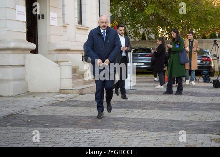 Bucarest, Romania. 7 novembre 2024: Il candidato alla presidenza della Romania, Mircea Geoana, ex vice segretario generale della NATO, lascia il suo quartier generale dopo l'incontro con Nicusor Dan, sindaco di Bucarest. Crediti: Lucian Alecu/Alamy Live New Foto Stock