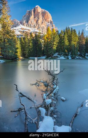 Il piccolo lago alpino di Bai de Dones in una mattinata d'autunno, con sullo sfondo la Tofana di Rozes, Cortina d'Ampezzo, provincia di Belluno, Dolomiti Foto Stock