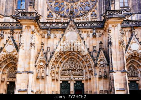Vista ovest e portale principale. Cattedrale metropolitana dei Santi Vito, Venceslao e Adalberto. Cattedrale di San Vito, Castello di Praga, Praga, Repub ceco Foto Stock