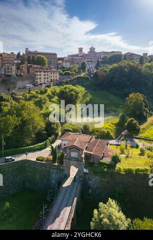 Vista sui tetti, le chiese e le torri della città alta (Città alta) di Bergamo in estate. Bergamo, Lombardia, Italia. Foto Stock