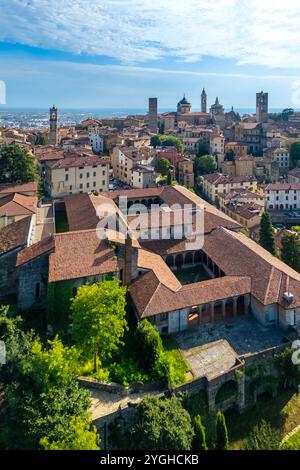 Vista sui tetti, le chiese e le torri della città alta (Città alta) di Bergamo in estate. Bergamo, Lombardia, Italia. Foto Stock