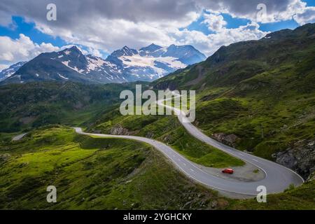Vista aerea di un tornante al passo Bernina, Graubunden, Engadina, Svizzera. Foto Stock