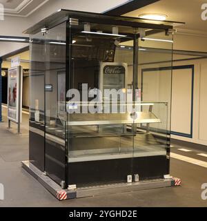 U Bahn. Berlino. Bahnsteig. Chiosco. Glaskiosk. Chiosco aus Glas. Design. stand di vendita. Durchfahrender Zug. passaggio del treno. moderno. geschlossen. leer. vuoto. Foto Stock