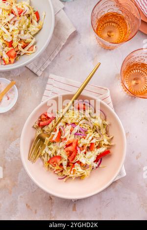 Insalata di cavolo sana con pomodori, insalata invernale fatta in casa Foto Stock