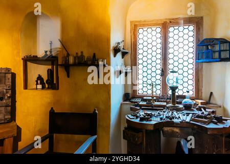 Ricreazione dell'atmosfera familiare degli abitanti delle casette. Il Vicolo d'Oro, luoghi iconici del Castello di Praga. Complesso del Castello di Praga. PR Foto Stock