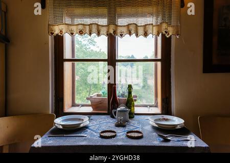Ricreazione dell'atmosfera familiare degli abitanti delle casette. Il Vicolo d'Oro, luoghi iconici del Castello di Praga. Complesso del Castello di Praga. PR Foto Stock