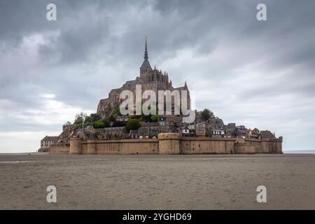 Vista di le Mont Saint Michel dalla spiaggia formata con la bassa marea. Normandia, manche, Avranches, Pontorson, Francia, Europa occidentale. Foto Stock