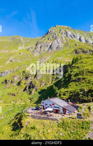 Vista aerea del rifugio Longo e del Monte Aga all'alba in estate. Carona, Val Brembana, Alpi Orobie, Bergamo, Provincia di Bergamo, Lombardia, Italia, Europa. Foto Stock