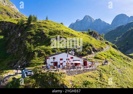 Vista aerea del rifugio Longo e del Monte Aga all'alba in estate. Carona, Val Brembana, Alpi Orobie, Bergamo, Provincia di Bergamo, Lombardia, Italia, Europa. Foto Stock