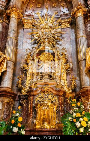 Statua di Gesù bambino di Praga situata nella chiesa. Chiesa di nostra Signora delle vittorie. Praga, Repubblica Ceca, Europa Foto Stock