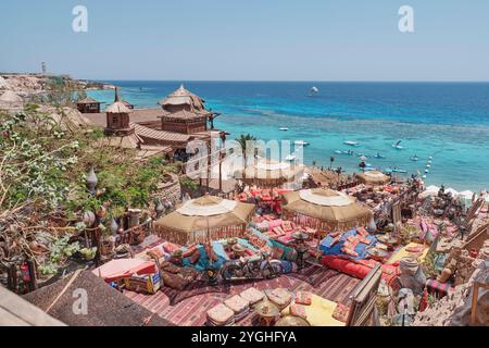 Sharm El Sheikh, Egitto - 30 aprile 2024: Vista del popolare Farsha Cafe dal design eclettico, elementi di tradizionale decor beduino, cuscini colorati Foto Stock