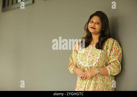 La signora indossa un kurta indiano dal design floreale Foto Stock