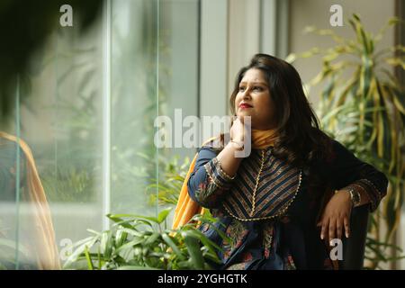 La signora indossa un kurta indiano dal design floreale Foto Stock