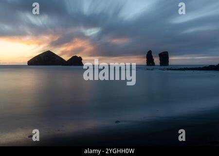 Mosteiros Beach è una splendida spiaggia di sabbia nera, situata sulla costa occidentale di Sao Miguel. Foto Stock