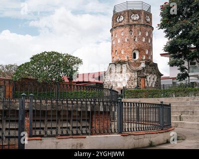 El Fortín de Heredia, un'iconica torre di mattoni nel centro di Heredia, Costa Rica. Un sito di patrimonio culturale, simbolo della città. Foto Stock