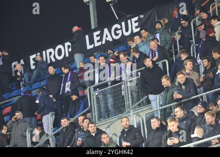 Riga, Lettonia. 7 novembre 2024. I tifosi dell'Anderlecht sono stati fotografati prima di una partita di calcio tra il lettone Rigas FS e il belga RSC Anderlecht, a riga, in Lettonia, il quarto giorno della fase di campionato del torneo UEFA Europa League. BELGA PHOTO VIRGINIE LEFOUR credito: Belga News Agency/Alamy Live News Foto Stock