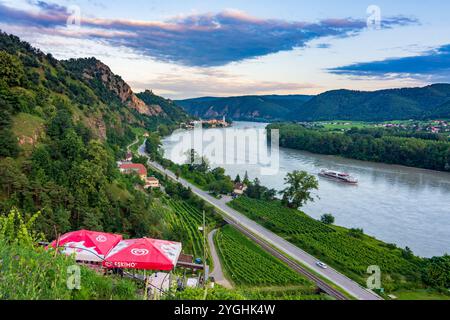 Dürnstein, il fiume Donau (Danubio), il castello di Dürnstein, la città vecchia di Dürnstein, la chiesa dell'abbazia di Dürnstein, nave passeggeri a Wachau, bassa Austria, Austria Foto Stock