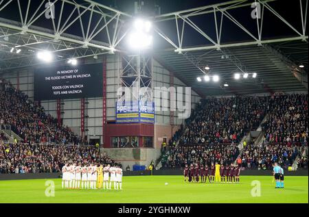 I giocatori di entrambe le squadre osservano un minuto di silenzio in memoria delle vittime delle inondazioni a Valencia, in Spagna, prima della partita UEFA Europa Conference League al Tynecastle Park di Edimburgo. Data foto: Giovedì 7 novembre 2024. Foto Stock