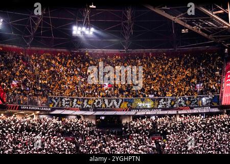 Amsterdam, Paesi Bassi. 7 novembre 2024. AMSTERDAM, PAESI BASSI - 7 NOVEMBRE: I tifosi del Maccabi sventolano con bandiere dorate prima della partita UEFA Europa League 2024/25 di fase MD4 tra AFC Ajax e Maccabi Tel Aviv alla Johan Cruijff Arena il 7 novembre 2024 ad Amsterdam, Paesi Bassi. (Foto di Andre Weening/Orange Pictures) credito: Orange Pics BV/Alamy Live News Foto Stock