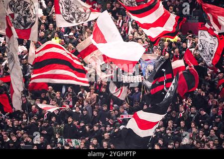 Amsterdam, Paesi Bassi. 7 novembre 2024. AMSTERDAM, PAESI BASSI - 7 NOVEMBRE: I tifosi dell'Ajax sventolano con le bandiere prima della partita MD4 di UEFA Europa League 2024/25 tra AFC Ajax e Maccabi Tel Aviv alla Johan Cruijff Arena il 7 novembre 2024 ad Amsterdam, Paesi Bassi. (Foto di Andre Weening/Orange Pictures) credito: Orange Pics BV/Alamy Live News Foto Stock