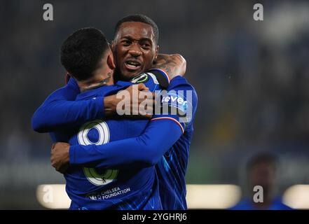 Tosin Adarabioyo (a destra) del Chelsea festeggia con il compagno di squadra Enzo Fernandez dopo aver segnato il gol di apertura della partita durante la partita UEFA Europa Conference League allo Stamford Bridge di Londra. Data foto: Giovedì 7 novembre 2024. Foto Stock