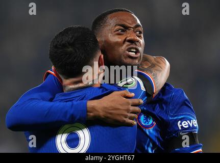 Tosin Adarabioyo (a destra) del Chelsea festeggia con il compagno di squadra Enzo Fernandez dopo aver segnato il gol di apertura della partita durante la partita UEFA Europa Conference League allo Stamford Bridge di Londra. Data foto: Giovedì 7 novembre 2024. Foto Stock