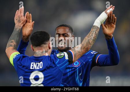 Tosin Adarabioyo (a destra) del Chelsea festeggia con il compagno di squadra Enzo Fernandez dopo aver segnato il gol di apertura della partita durante la partita UEFA Europa Conference League allo Stamford Bridge di Londra. Data foto: Giovedì 7 novembre 2024. Foto Stock