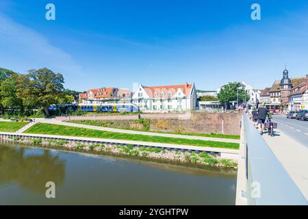 Höxter, fiume Weser, città vecchia di Höxter, stazione ferroviaria, treno locale a Teutoburger Wald, Renania settentrionale-Vestfalia, Germania Foto Stock